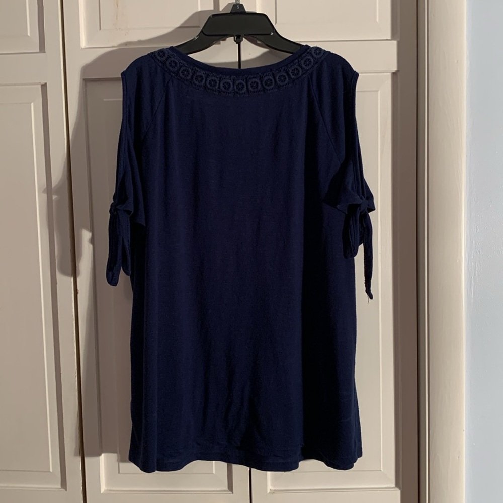 St. John's Bay Blue Embroidered V-Neck Cut Out Sleeves Top - Picture 6 of 9